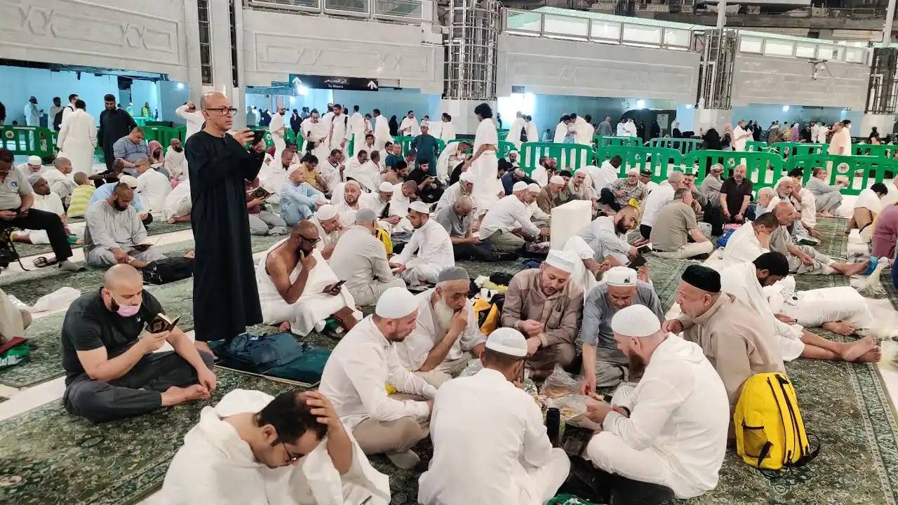 Kâbe'de iftar yapan Müslümanlar