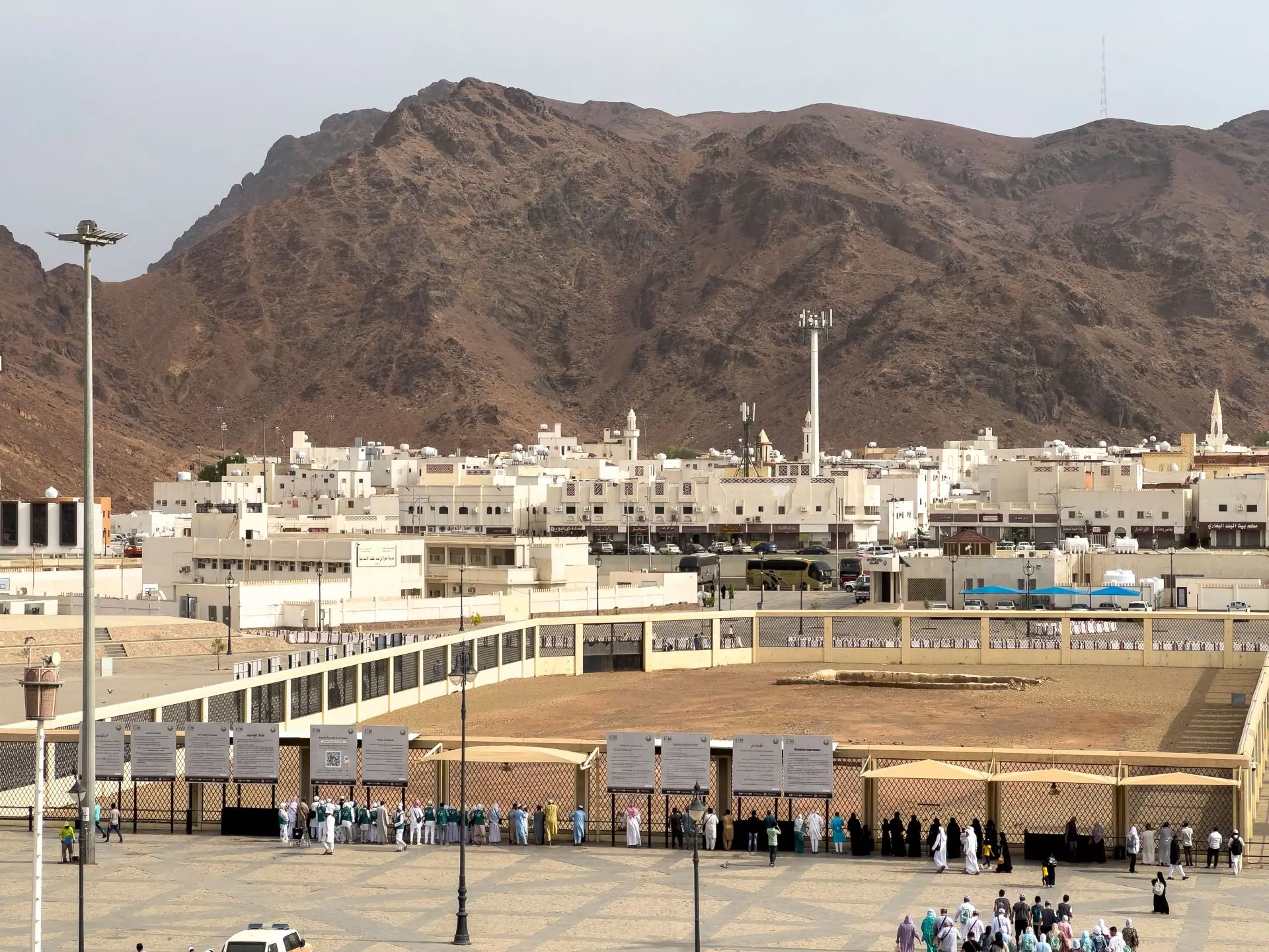 Uhud Şehitliği ve Uhud Dağı